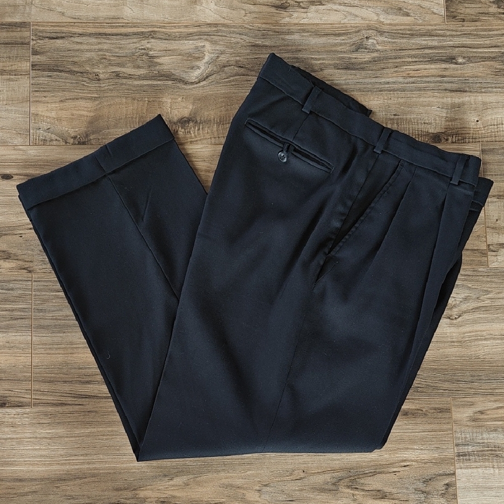 EUC Men's Black Classic Fit Pleated Front Dress Pants